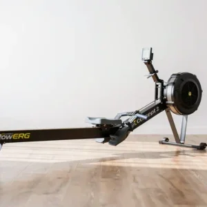 rameur-concept2-rowerg-positionne-dans-une-salle-de-sport-a Rameur Concept2 RowERG positionné dans une salle de sport à domicile lumineuse et épurée.