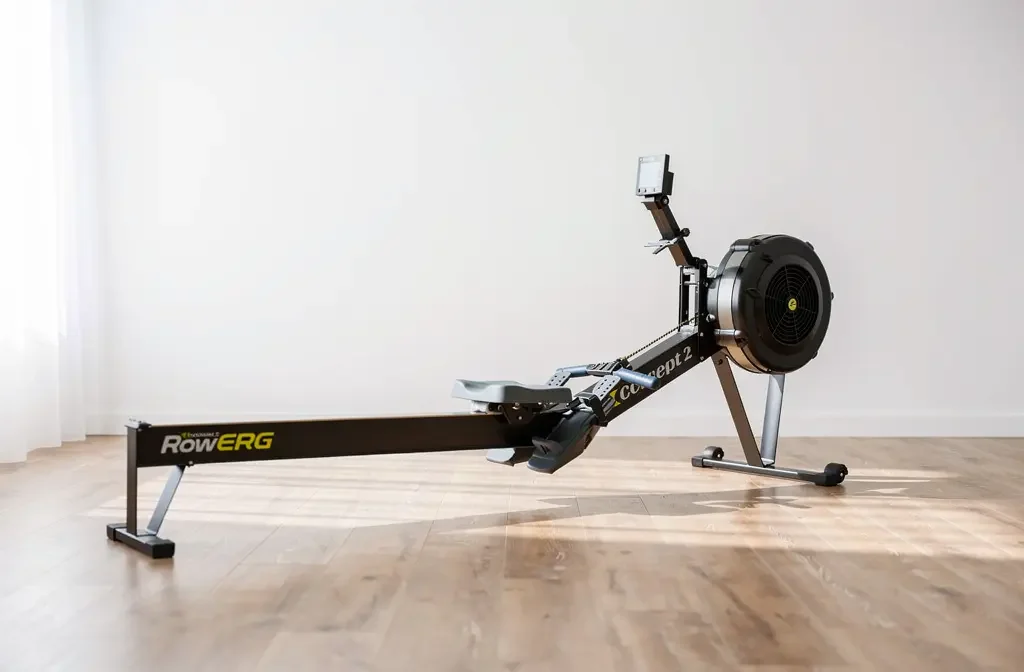 Rameur Concept2 RowERG positionné dans une salle de sport à domicile lumineuse et épurée.