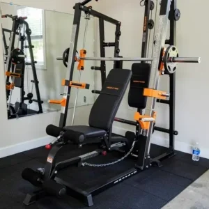 station-de-musculation-multifonction-moovyoo-installee-dans-1 Station de musculation multifonction Moovyoo installée dans un garage aménagé en salle de sport à domicile.