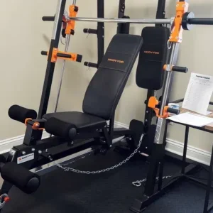 Station de musculation multifonction Moovyoo installée dans une salle de sport à domicile lumineuse.