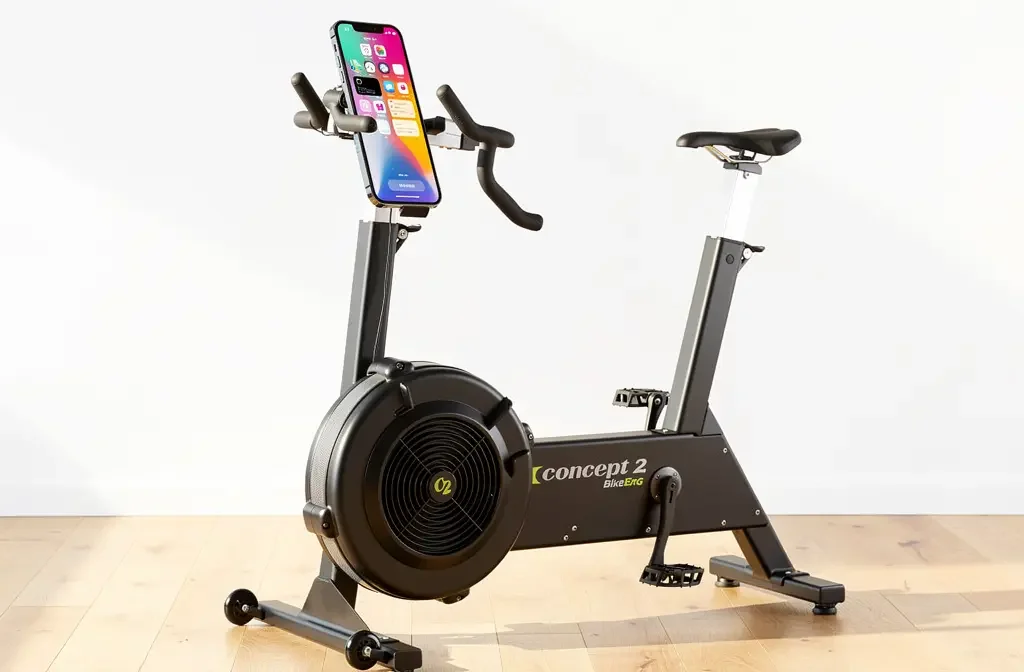 Vélo d'appartement Concept2 BikeErg placé dans un coin salle de sport à domicile lumineuse avec parquet clair.