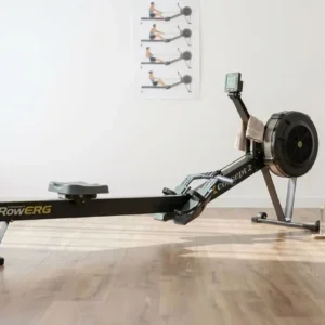 rameur-concept2-rowerg-installe-salle-sport-a-domicile Rameur Concept2 RowERG installé dans une salle de sport à domicile lumineuse et épurée.