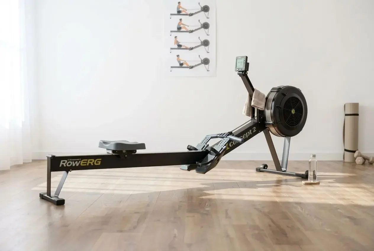 Rameur Concept2 RowERG installé dans une salle de sport à domicile lumineuse et épurée.